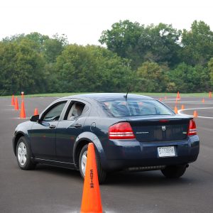 阿拉巴马州交通安全中心，一名学生在培训课程中驾驶汽车。