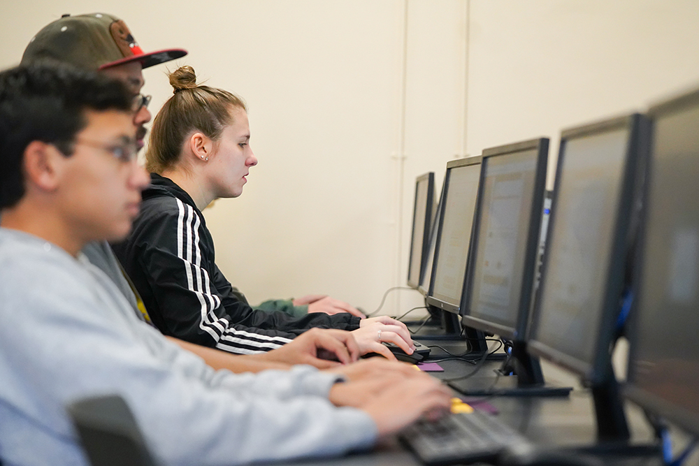 一位蒙特瓦洛的学生正在台式电脑上工作。